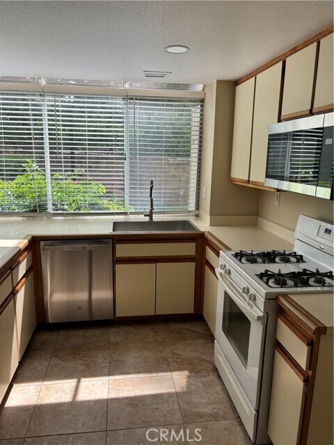 Building Photo - 26371 Moorsview