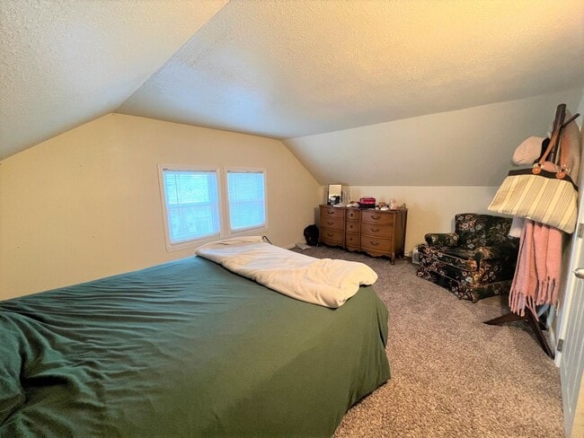 Building Photo - Convenient location, walking distance to KSU Campus! - Pre-Leasing for 26/27 School Year!