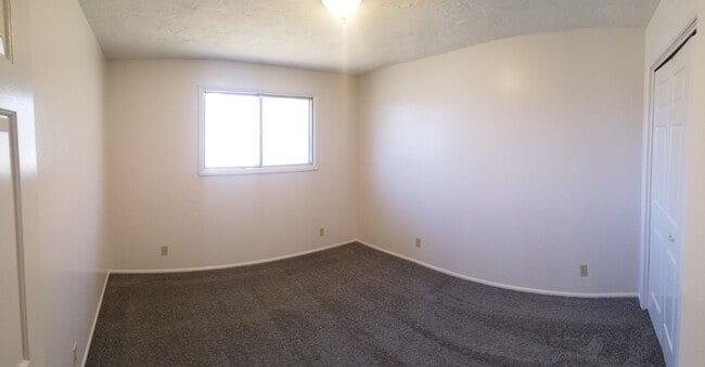 Building Photo - 4 Bed, 3 Bath HOME in Rexburg