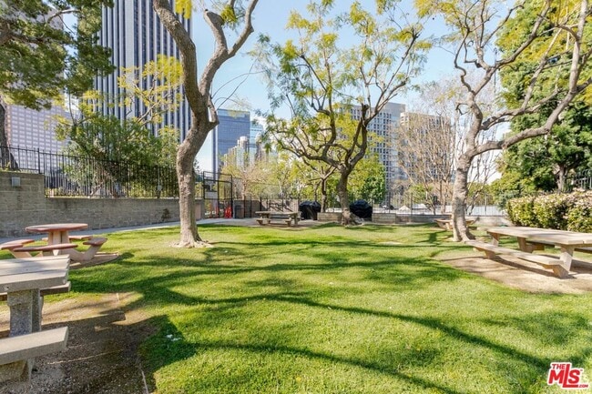 Building Photo - 800 W 1st St