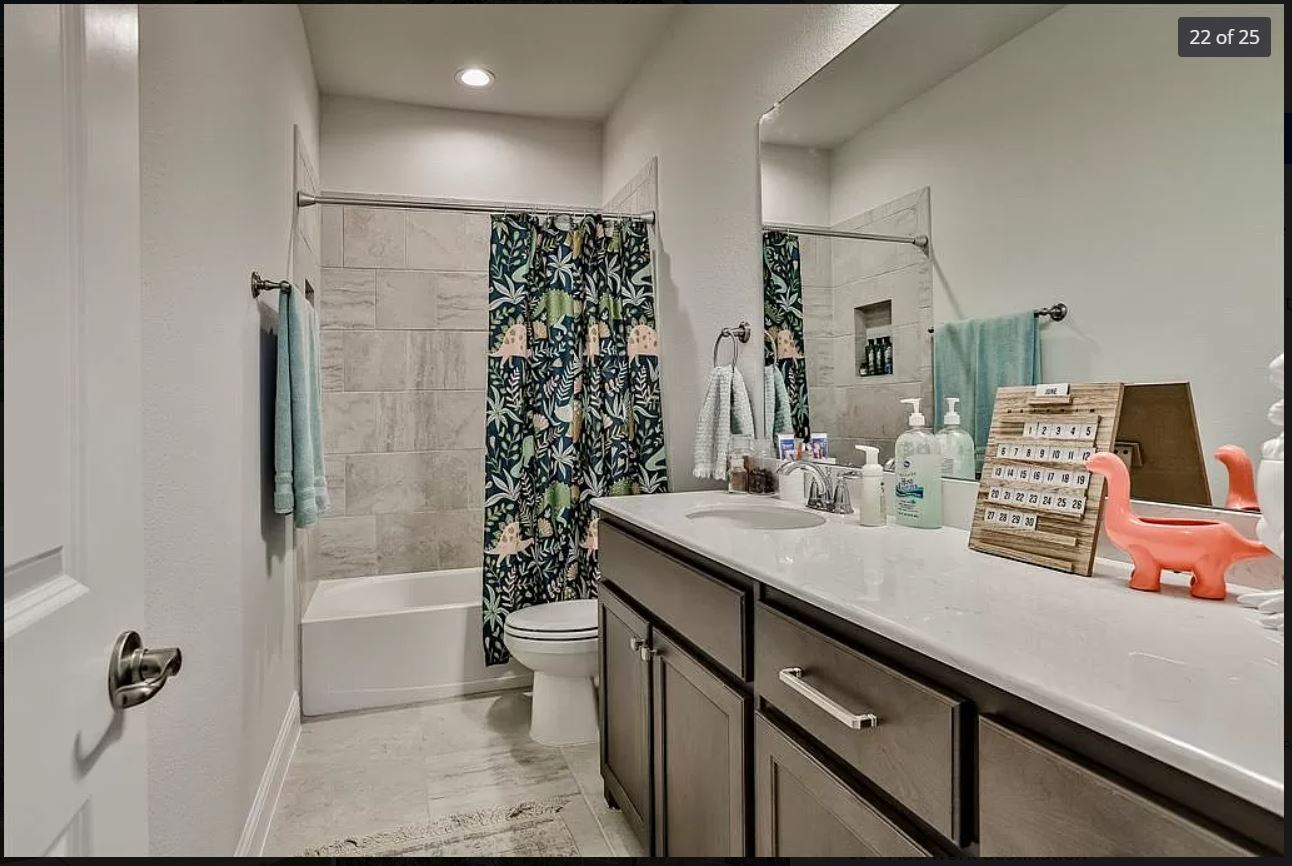 Full Bath (Common) upstairs - 808 Parkside Dr