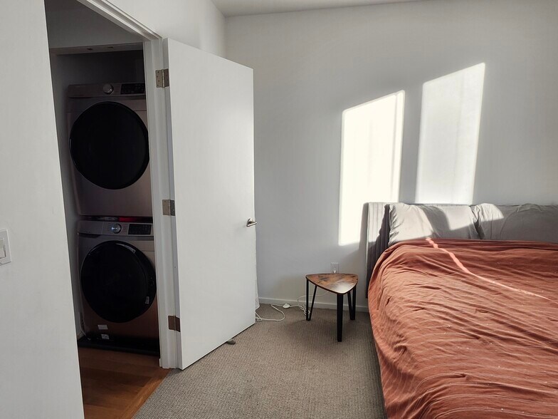 In-unit washer and dryer (2 or 3 bed unit) - 2427 Binnen Ln