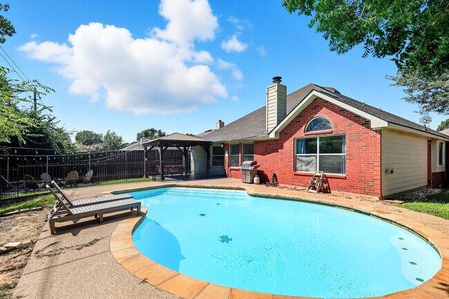 Building Photo - 2402 Blue Holly Dr