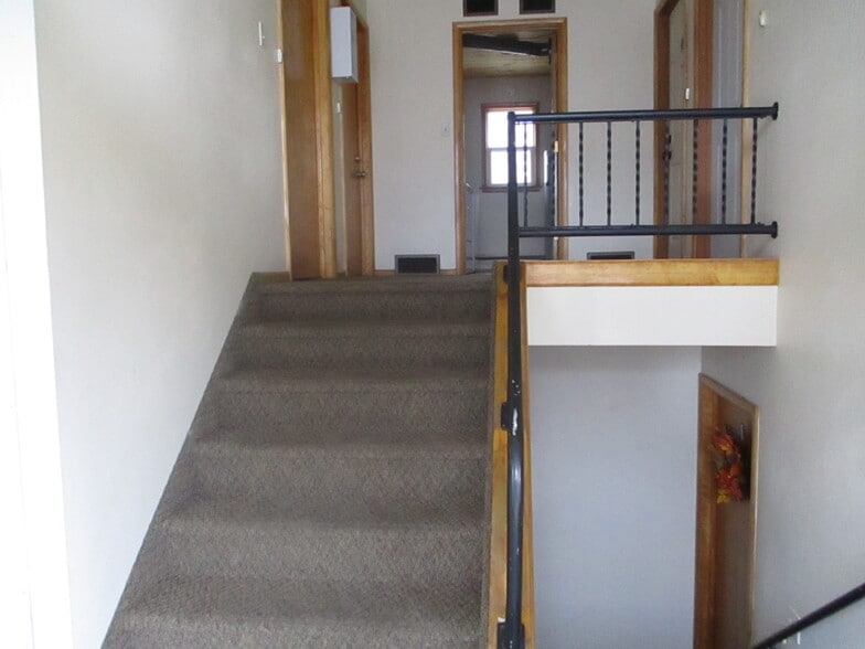 Building Photo - 8 8th St W