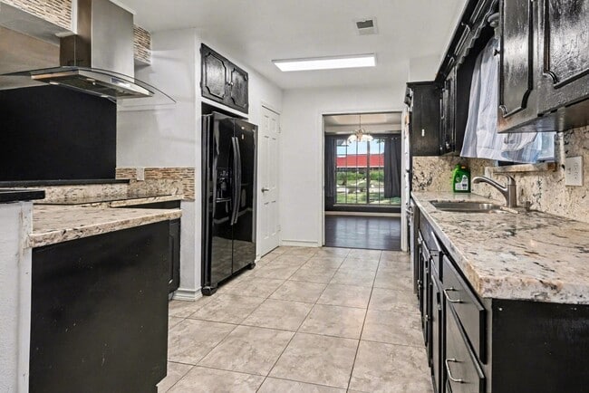 Building Photo - 5001 Glenhaven Dr