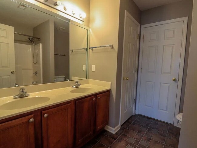 Building Photo - 568 Wellington Gardens Dr