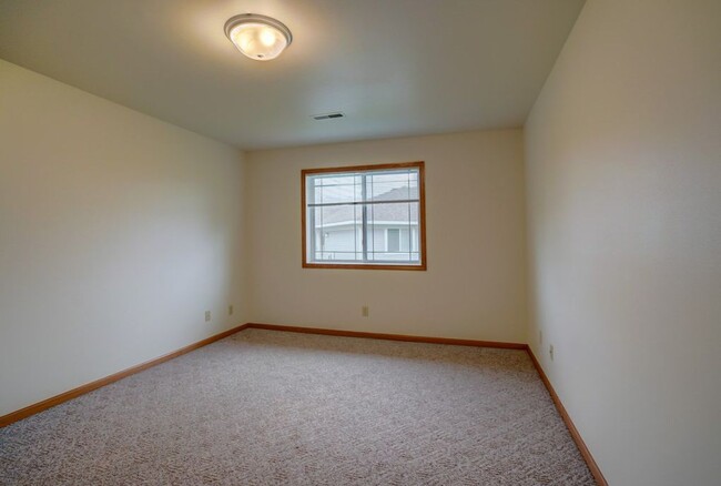 Building Photo - 261-267 Meadowside Dr