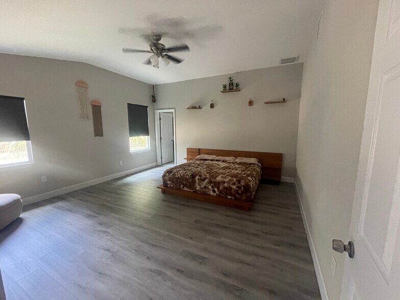 Master suite - 5679 Kelly Dr N