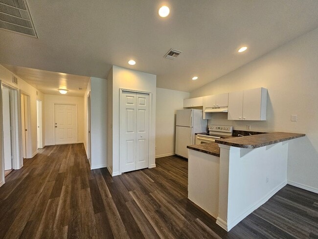 Building Photo - 2 Bedroom + Den Duplex