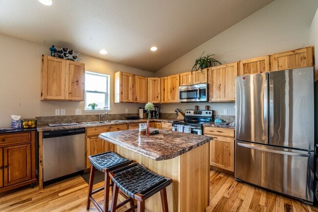 Building Photo - Beautiful 3 Bedroom, 2 Bathroom Ranch – Available Early April!