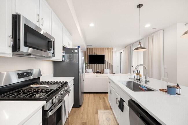 Building Photo - LUX 3BD, 2.5BA Aurora Highlands Townhome w...