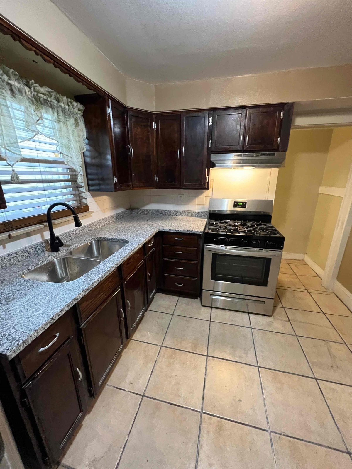 Building Photo - 400 Noble Ave