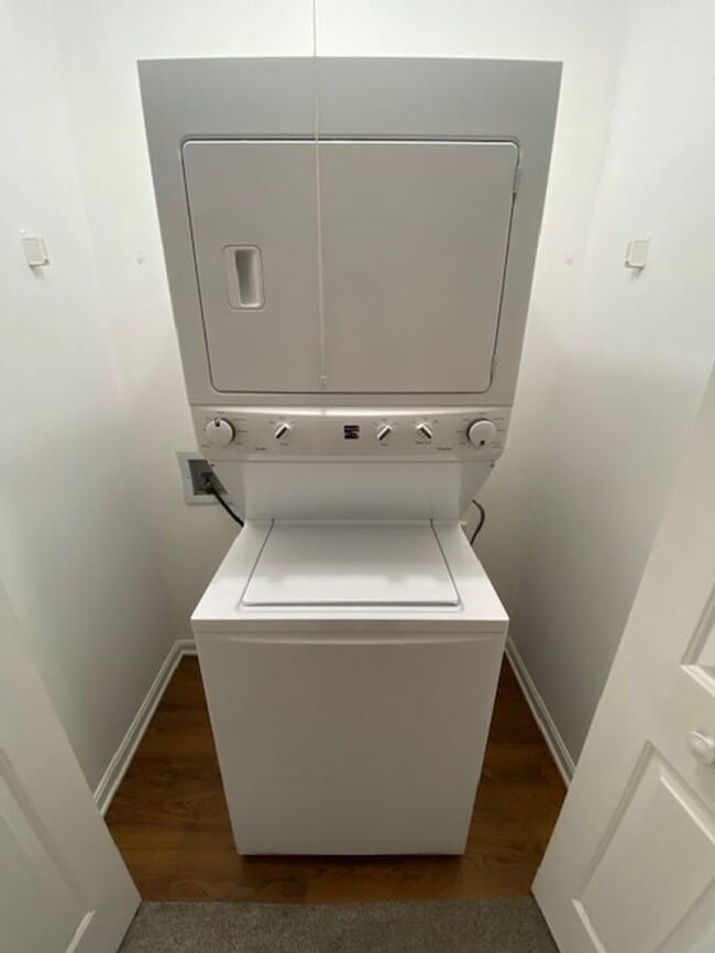 Building Photo - Ideal Living: Beautifully Designed 2 Bedroom Townhouse!