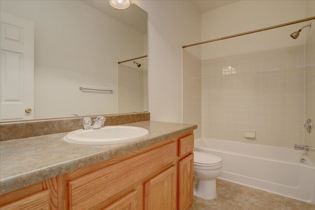 Building Photo - 2 Bedroom, 2.5 Bathroom townhome in the Th...