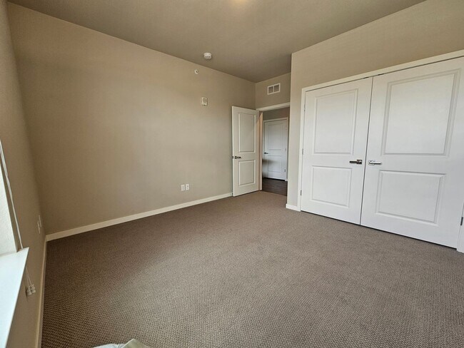 Building Photo - Gorgeous and Bright 2 Bed 2 Bath Large 3rd...