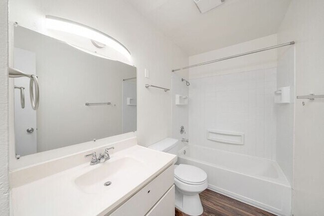 Building Photo - 2 bedroom Available! Pets OK! 1st month RE...