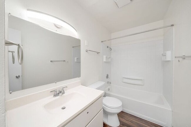 Building Photo - 2 bedroom Available! Pet's welcome!