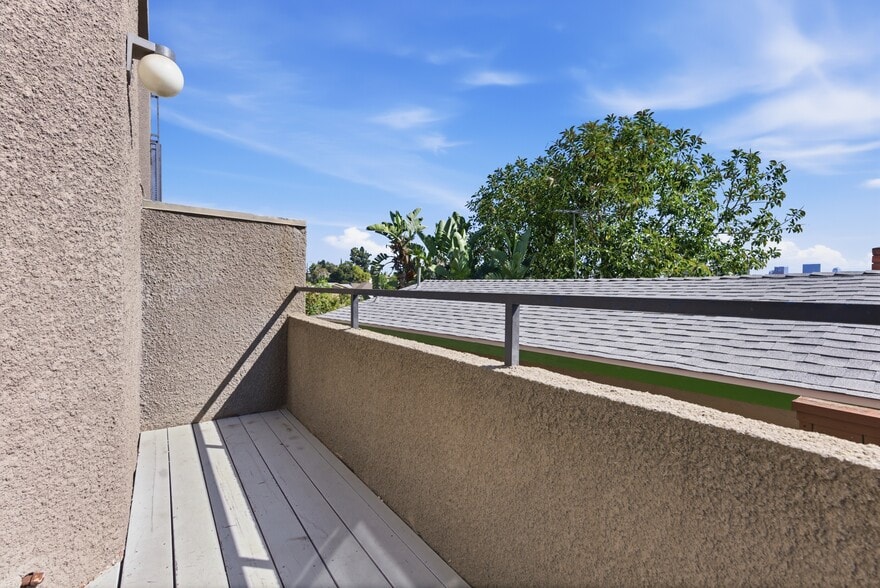 Building Photo - 1083 1/2 W Kensington Rd