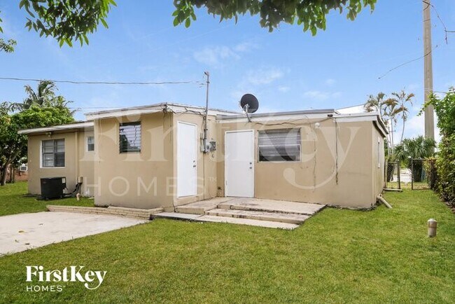 Building Photo - 3196 N Seacrest Blvd