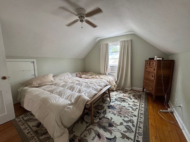 Building Photo - Adorable 3 Bedroom Home Near Lincoln Park!