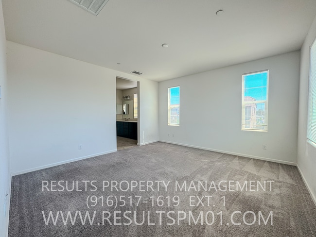 Building Photo - Gorgeous upgraded Home! Spacious 4 bedroom...