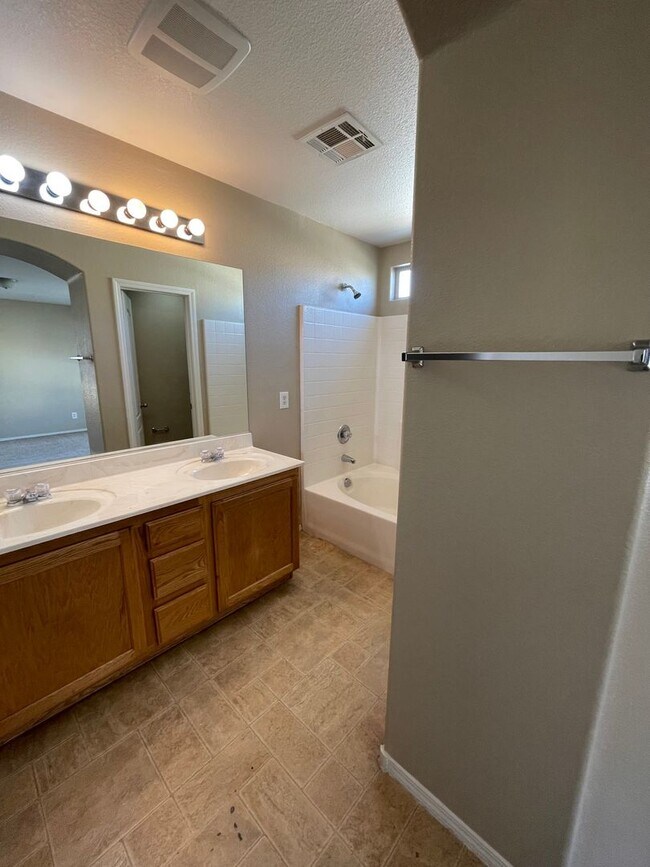 Building Photo - 4348 Santa Clarita Ave