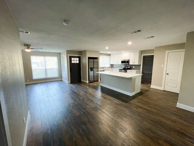 Building Photo - 4 bdrm, 2 bath - NEWLY Remodeled