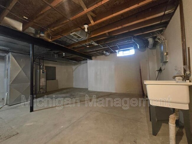 Building Photo - 4351 Hunters Cir W