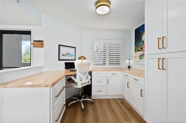 Building Photo - 625 NW North River Dr