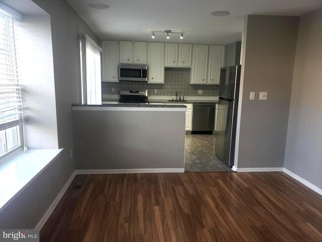 Building Photo - 5002 Essex Ln