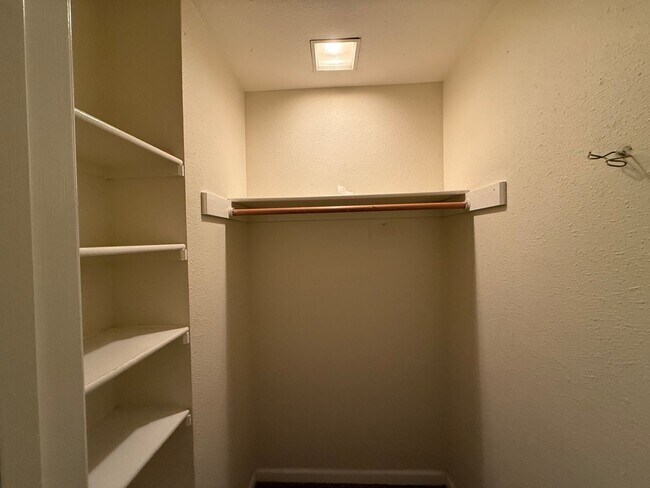 Building Photo - Moonstar &amp; Temescal Duplex