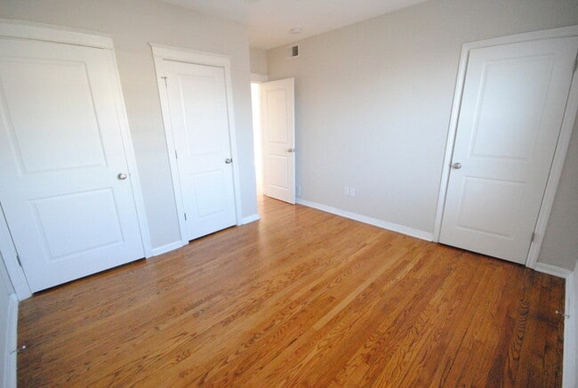 Building Photo - 1020 Oakview Pl