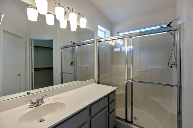 Building Photo - Very  nice quiet location near the 51 and ...