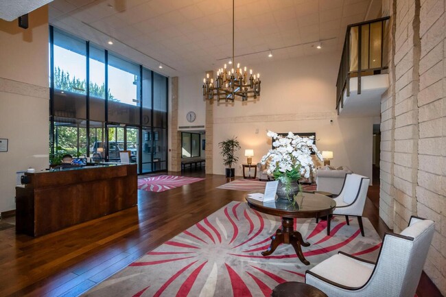 Building Photo - Gorgeous 2 Bed / 2 Bath Top Floor Condo wi...