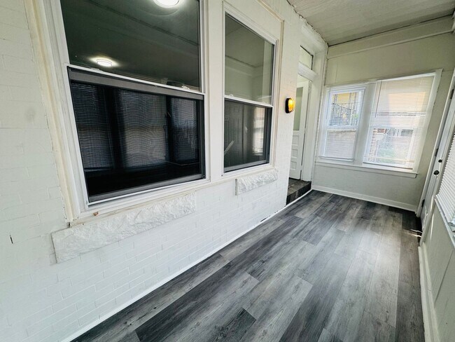 Building Photo - Large 4 bd Remodeled Section 8 Home!! Sect...