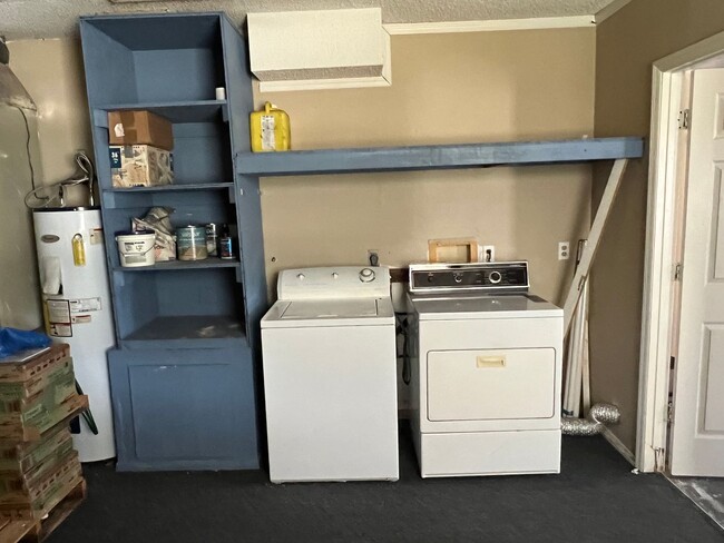 Building Photo - $1,695 ** Annual Lease ** 3 Bedroom / 2 Ba...