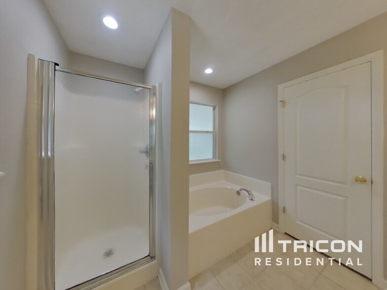 Building Photo - 746 Roland Lakes Dr