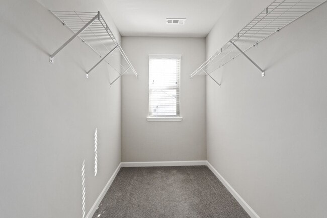 Building Photo - 3 BEDROOM TOWNHOME IN OAKWOOD!