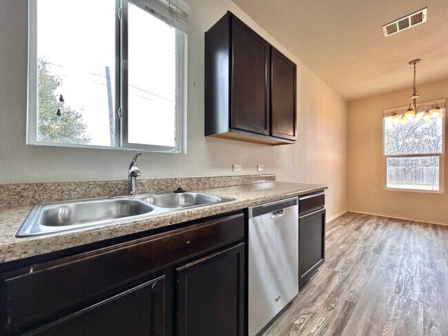 Building Photo - Charming 3/BR 2/BA  Home with Spacious Backyard