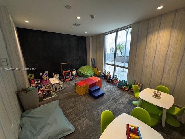 Building Photo - 1010 SW 2nd Ave