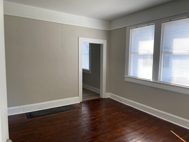 Building Photo - ***4 Bedroom / 1 Bathroom Home for Rent in...