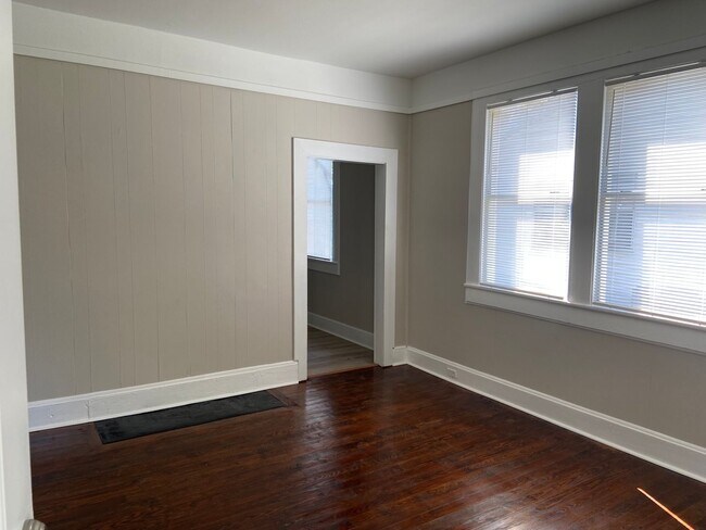 Building Photo - **AVAILABLE NOW**4 Bedroom / 1 Bathroom Ho...