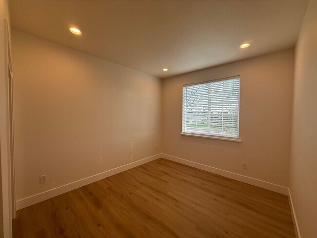 Building Photo - 8461001/85