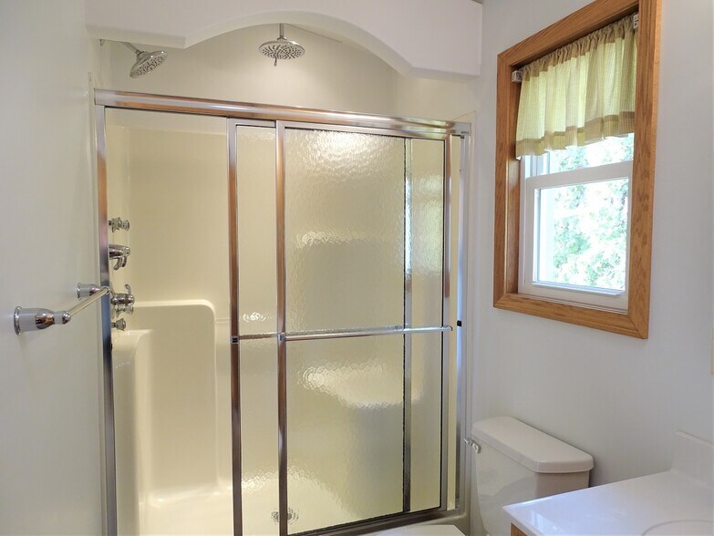 Building Photo - 454 Race Rd