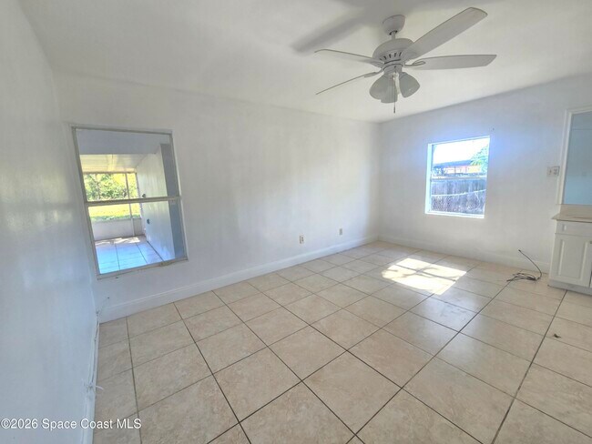 Building Photo - 771 Onyx Dr NE