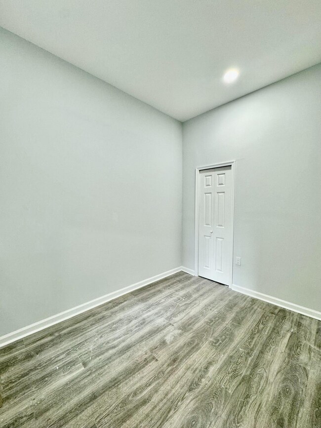 Building Photo - 3011 W Girard Ave