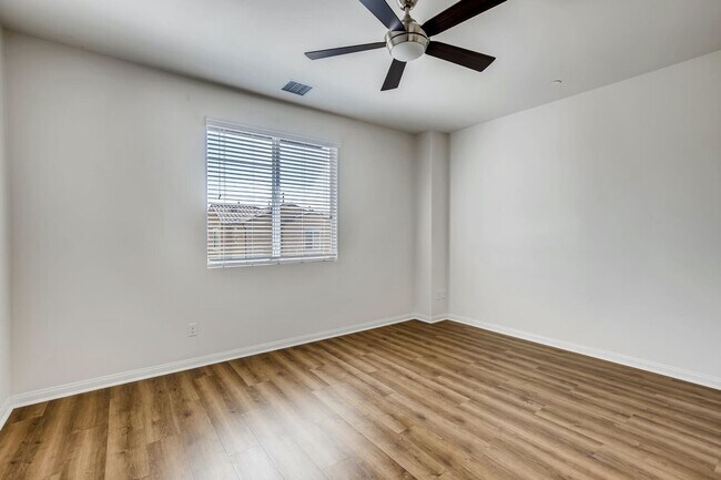 Building Photo - Amazing 2Bd/2Ba Townhouse with 1 car attached garage - Gated Community - Close to Camp Pendleton!