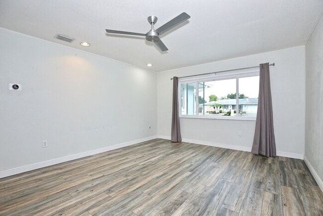 Building Photo - Gorgeous 4/2 Pool Home with a Covered Patio and a Large Fenced Backyard Located in Dr. Phillip's ...