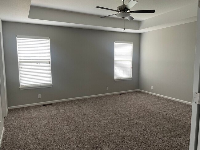 Building Photo - 4 bedroom 2.5 bath - Blue Springs