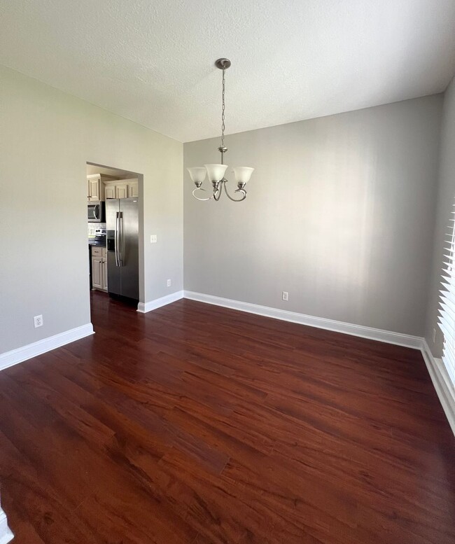 Building Photo - 4 bed 2.5 bath home!